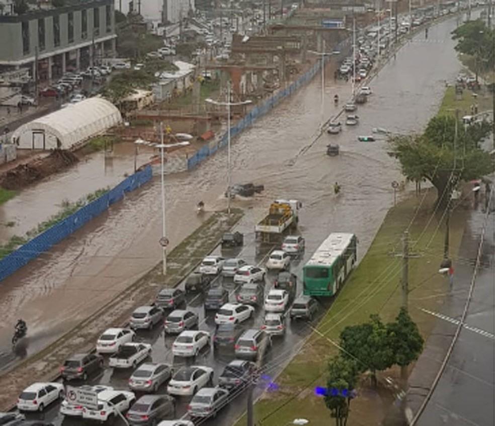 Avenida ACM fica alagada e deixa trÃ¢nsito congestionado â?? Foto: Rigiani Carvalho/Arquivo Pessoal