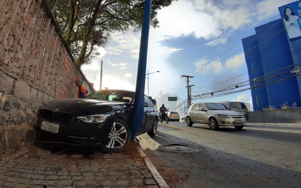 Carro bate em muro no bairro do Stiep em Salvador â?? Foto: Raphael Marques/TV Bahia