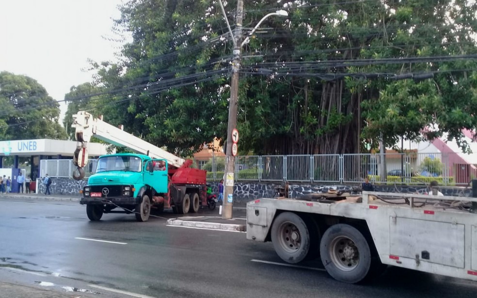 CaminhÃ£o guincho quebrou e bloqueia rua no bairro do Cabula, em Salvador â?? Foto: Cid Vaz/TV Bahia