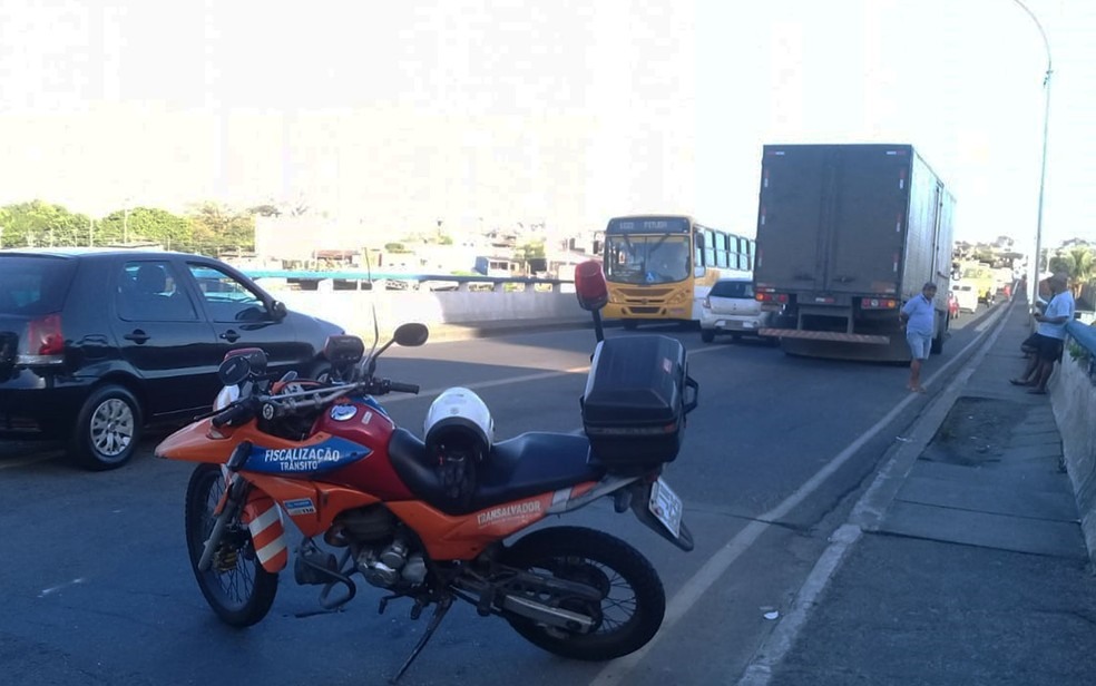 CaminhÃ£o quebrado no Largo do Tanque, na manhÃ£ desta terÃ§a-feira (6), em Salvador â?? Foto: Cid Vaz/TV Bahia