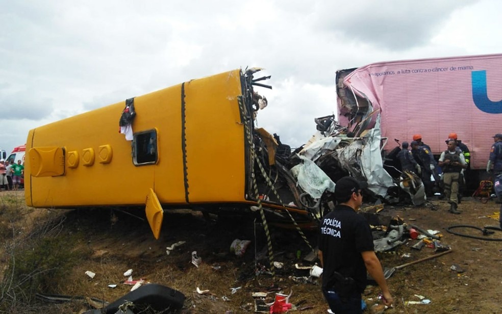 Frente de Ã´nibus envolvido em acidente ficou destruÃ­da apÃ³s batida com carreta na BR-116, na Bahia  â?? Foto: Madalena Braga/TV SubaÃ©