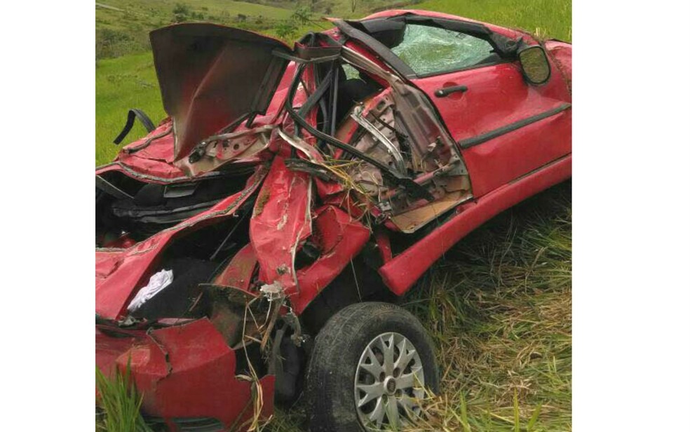 Carro ficou destruído após acidente na cidade de Ibirapuã (Foto: Rafael Vedra/LiberdadeNews)