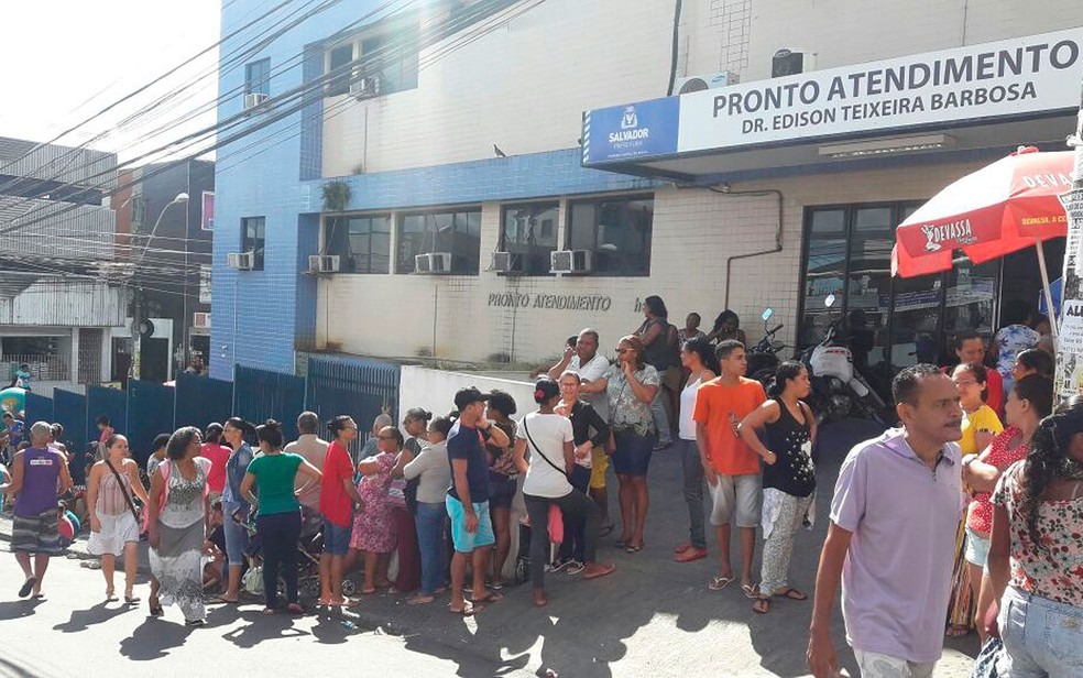 Fila para atendimento na Upa de Itinga, em Lauro de Freitas (Foto: Juliana Cavalcante/ TV Bahia)