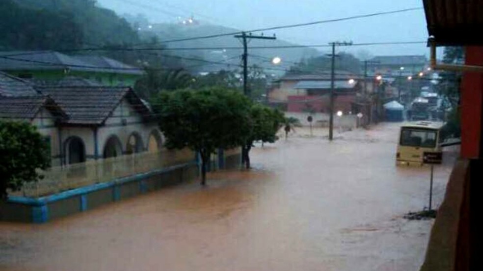 Tromba d'água atingiu a cidade de Urucânia, na Zona da Mata, na madrugada desta segunda (4). (Foto: Divulgação/ Prefeitura)