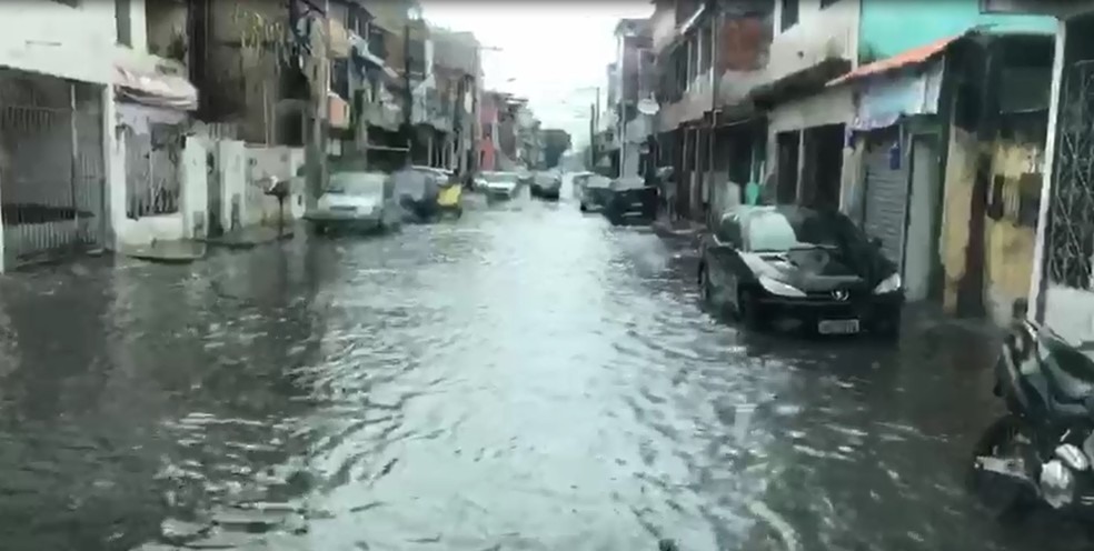 Alagamento no bairro do Uruguai, em Salvador, no inÃ­cio da tarde desta segunda-feira  â?? Foto: Lisboa JÃºnior/TV Bahia