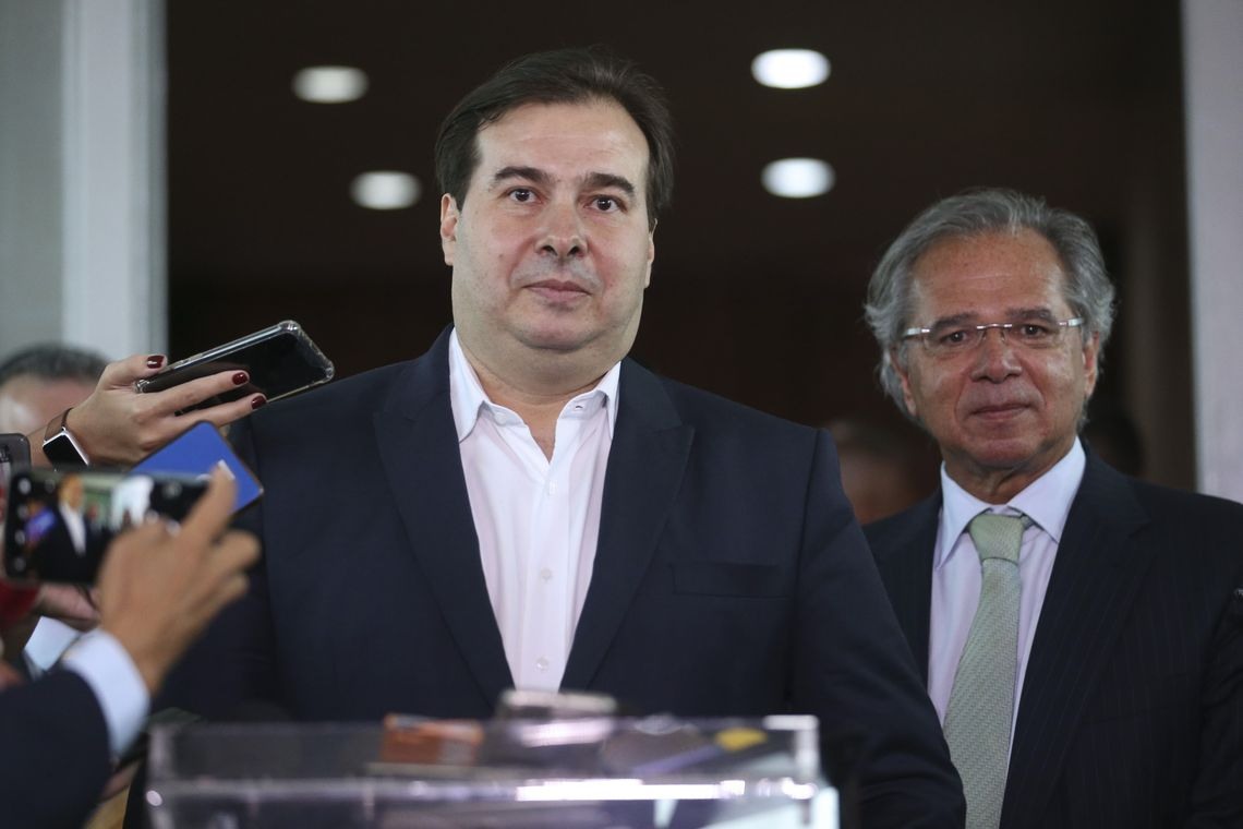 O presidente da CÃ¢mara dos Deputados, Rodrigo Maia, e o ministro da Economia, Paulo Guedes, apÃ³s reuniÃ£o.