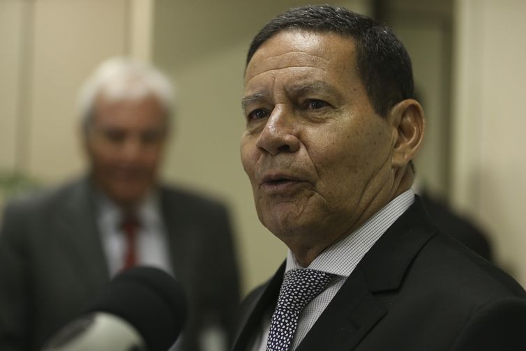 O vice-presidente da RepÃºblica, Hamilton MourÃ£o, fala Ã  imprensa.