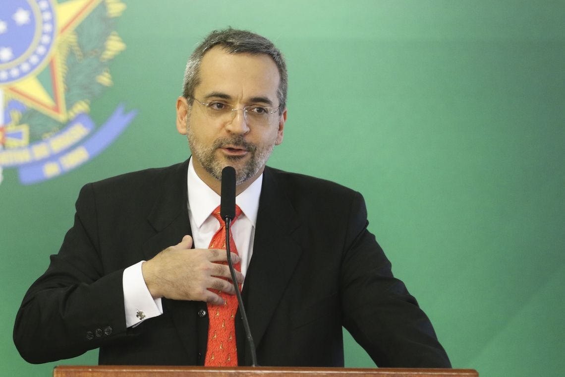 O novo ministro da EducaÃ§Ã£o, Abraham Weintraub, fala durante cerimÃ´nia de posse, no PalÃ¡cio do Planalto.