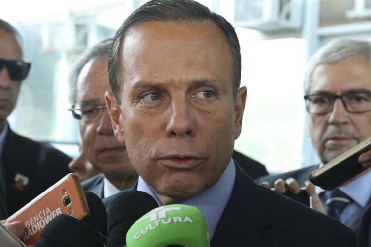 O governador de SÃ£o Paulo, JoÃ£o Doria, fala Ã  imprensa apÃ³s reuniÃ£o com o ministro da Economia, Paulo Guedes.