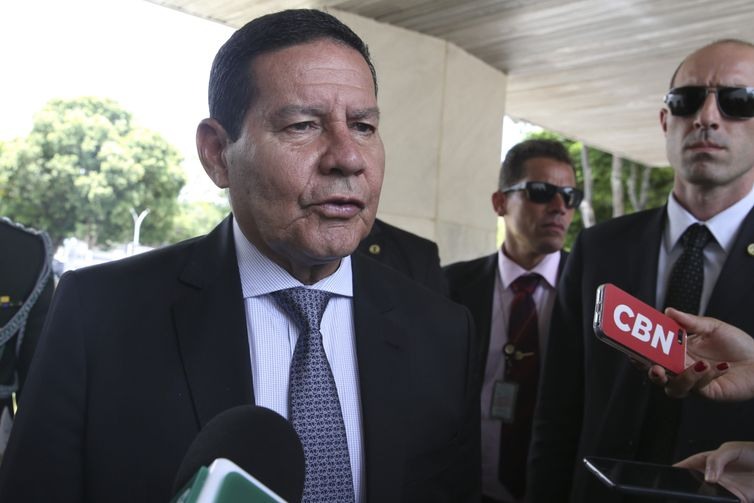  O presidente em exercÃ­cio, general Hamilton MourÃ£o, fala Ã  imprensa 