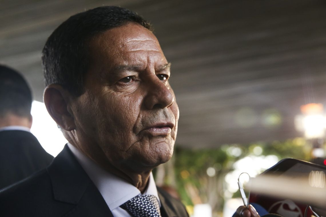 O presidente em exercicio, Hamilton MourÃ£o, fala Ã  imprensa 