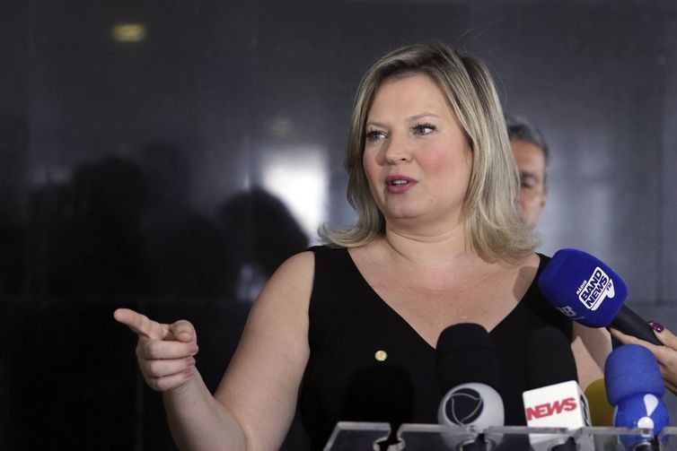 A lÃ­der do governo no Congresso, deputada Joice Hasselmann, fala Ã  imprensa no PalÃ¡cio do Planalto.