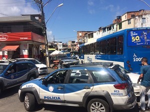 Ônibus voltam a circular no Vale das Pedrinhas, em Salvador, após quatro dias. Bahia (Foto: Henrique Mendes/ G1)