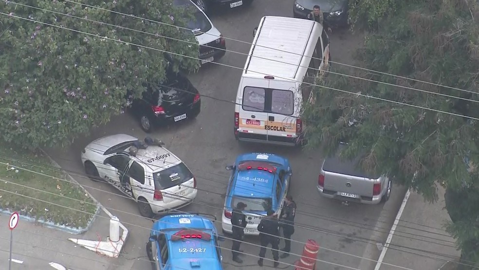 Van escolar foi localizada em São Gonçalo e crianças estão bem (Foto: Reprodução / TV Globo)