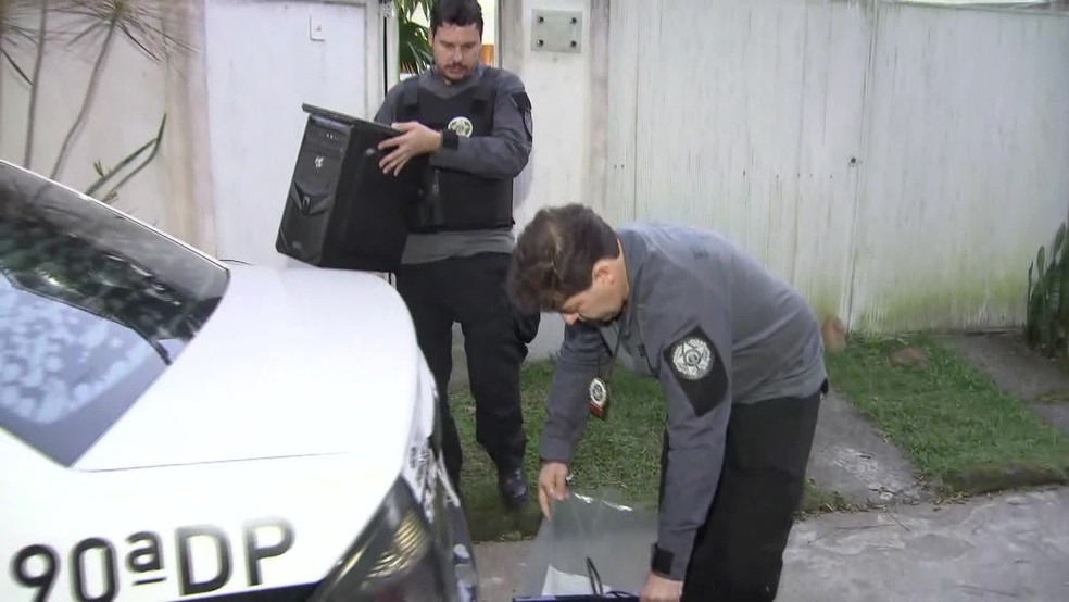 Agentes apreenderam computador e vÃ¡rios itens em uma casa em Vargem Grande, na Zona Oeste do Rio â?? Foto: ReproduÃ§Ã£o / TV Globo