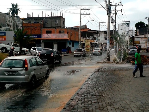 Vazamento ocorreu em avenida de Narandiba, em Salvador (Foto: Egi Santana/G1)