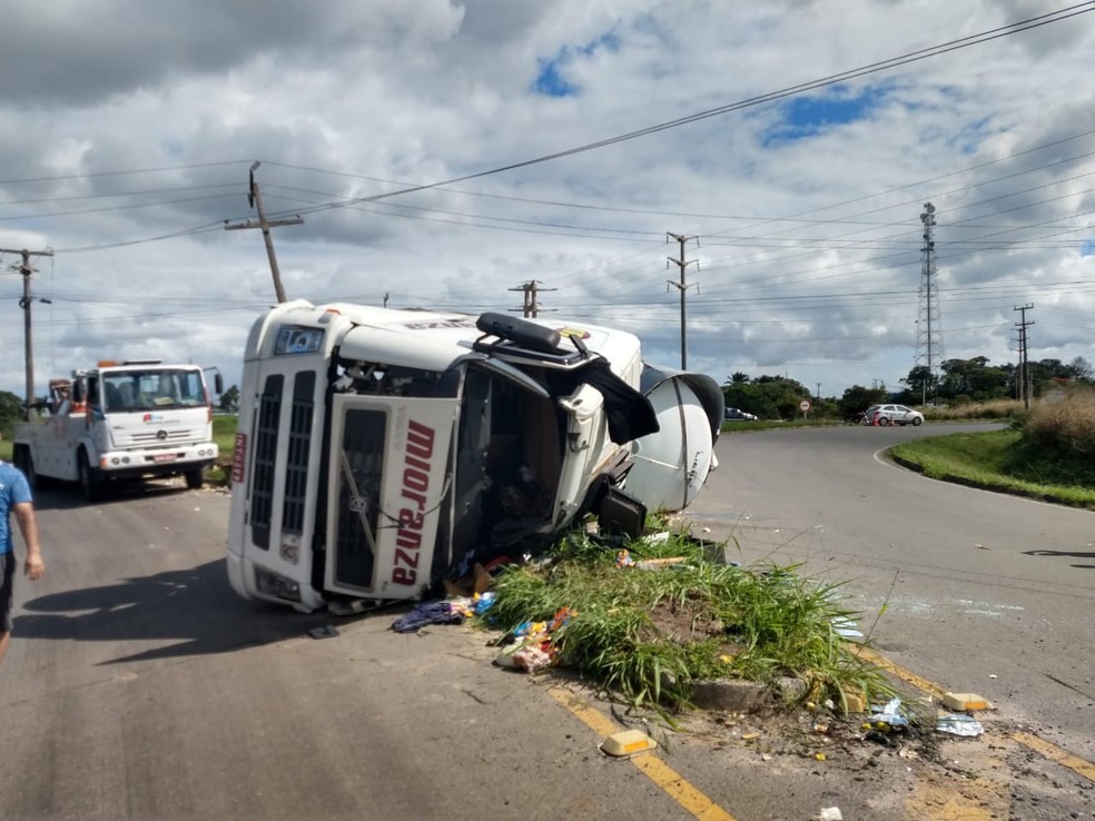 Carreta tombou em uma via na regiÃ£o do polo petroquÃ­mico de CamaÃ§ari (Foto: PolÃ­cia Militar/ DivulgaÃ§Ã£o)