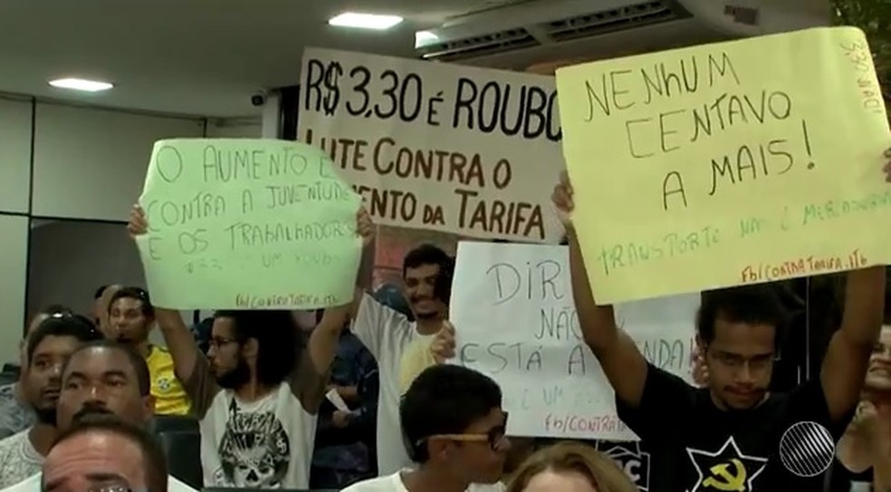 Protesto durante sessão na Câmara de Vereadores de Itabuna (Foto: Reprodução/TV SantaCruz)