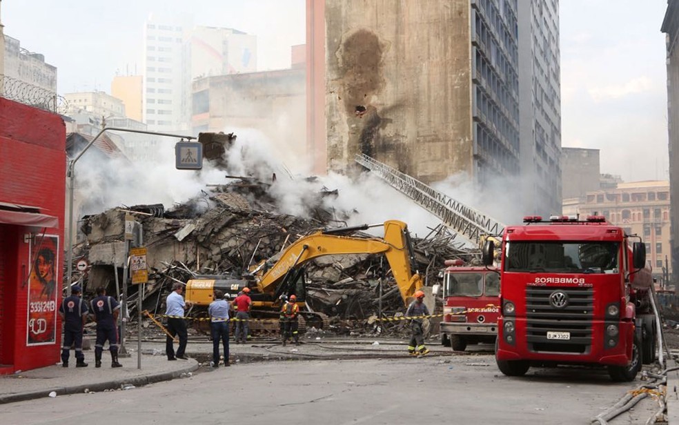 Bombeiros trabalham em Ã¡rea de prÃ©dio que desabou no Centro de SP (Foto: Celso Tavares/G1)