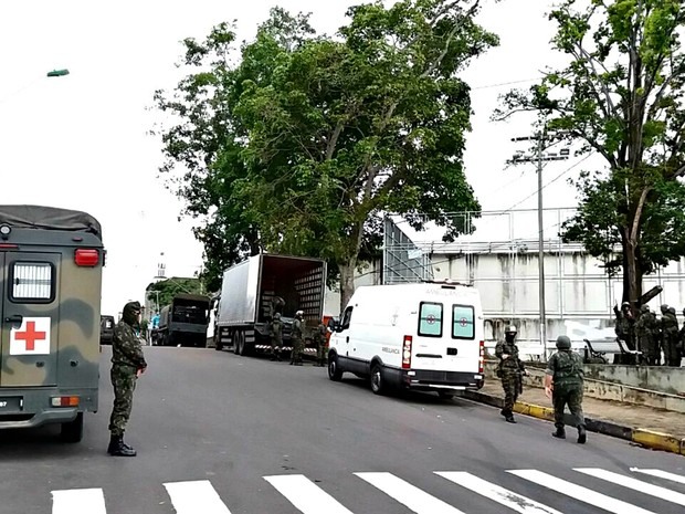 Exército faz varredura na Vidal Pessoa (Foto: Adneison Severiano/G1 AM)