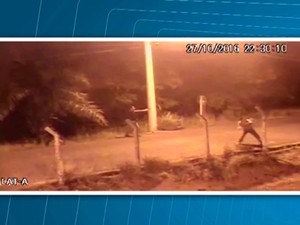 Vídeo mostra homens arremessando drogas para presídio (Foto: Reprodução/TV Bahia)