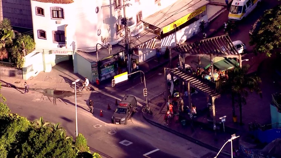 Homens do BatalhÃ£o de Choque fazem operaÃ§Ã£o no Vidigal nesta terÃ§a-feira (10) (Foto: ReproduÃ§Ã£o / TV Globo)