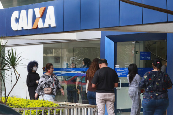 Caixa credita R$ 2,6 bi para 4 milhões de benefiários nascido em agosto -  Economia