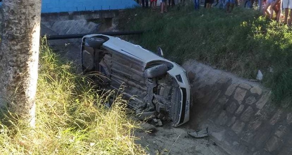 Ainda segundo a PM, apÃ³s roubarem o veÃ­culo, os adolescentes saÃ­ram pela cidade cometendo alguns furtos, quando perderam o controle do carro, que capotou em direÃ§Ã£o a um canal pluvial.  â?? Foto: Blitz Conquista