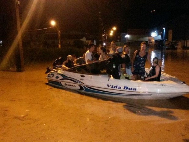 Voluntários transportaram moradores de lancha em Brusque (Foto: Eduardo Cristófoli/RBS TV)