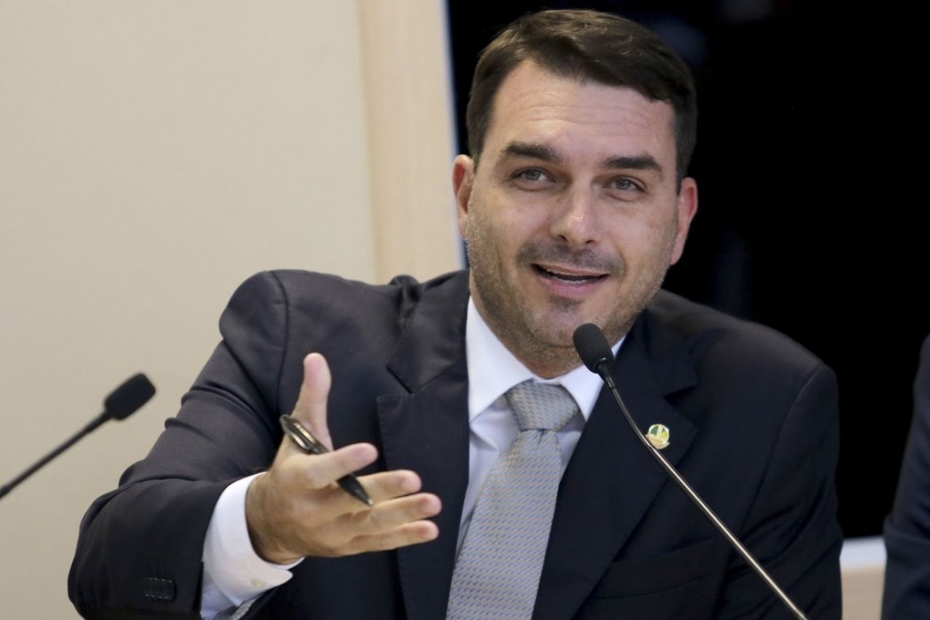 Resultado de imagem para 'Atacam minha imagem para atingir o governo do meu pai', diz FlÃ¡vio Bolsonaro