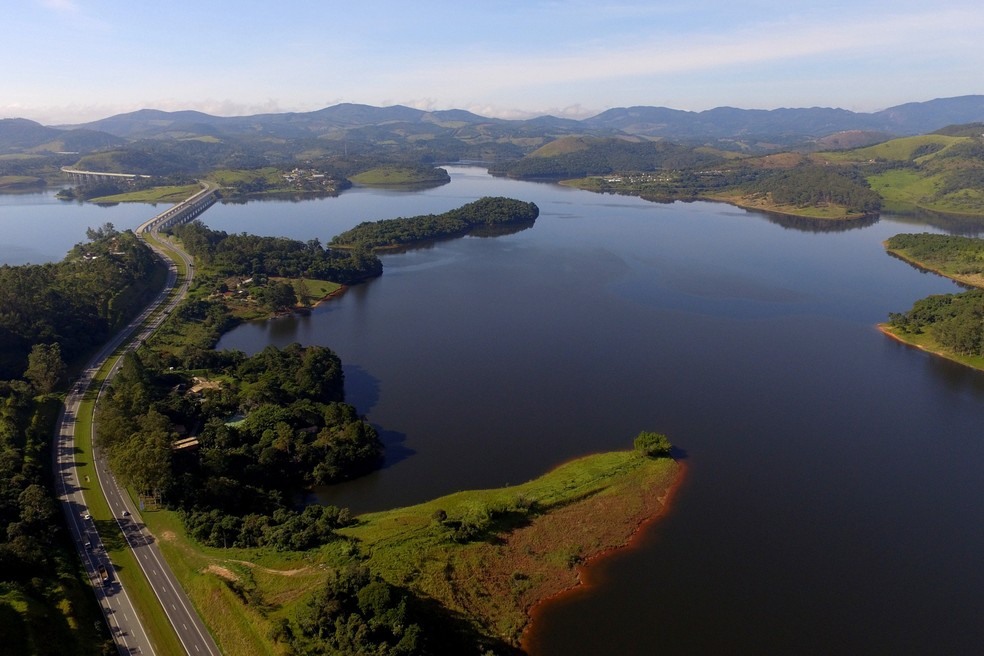 Imagem aérea da represa do Atibainha, em Nazaré Paulista. O reservatório faz parte do sistema Cantareira, que opera com 65% da capacidade, segundo índice da Sabesp (Foto: Luis Moura/WPP/Estadão Conteúdo)