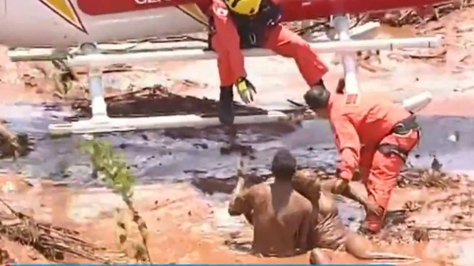 VÃ­timas cobertas de lama sÃ£o resgatadas por helicÃ³ptero do Corpo dos Bombeiros de Minas Gerais em Brumadinho Foto: ReproduÃ§Ã£o / TV Record