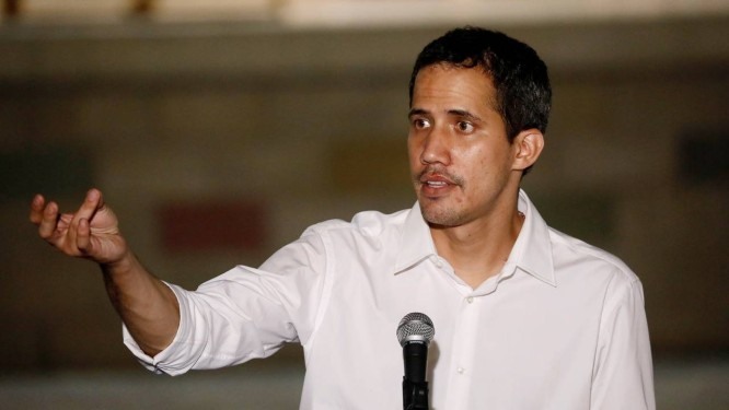 O lÃ­der oposicionista venezuelano Juan GuaidÃ³ fala com a imprensa do lado de fora de um armazÃ©m na cidade colombiana de CÃºcuta que guarda a ajuda internacional para seu paÃ­s: travessia da fronteira mesmo proibido pela JustiÃ§aFoto: REUTERS/EDGARD GARRIDO