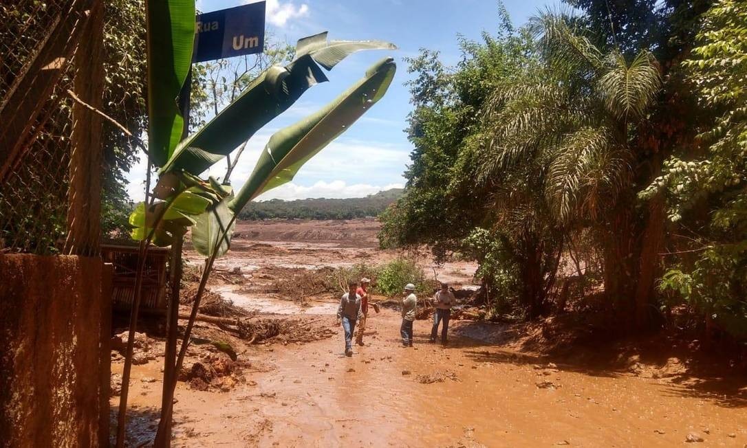 Uma aenorave dos bombeiros sobrevoa a Ã¡rea afetada DivulgaÃ§Ã£o / CBMMG