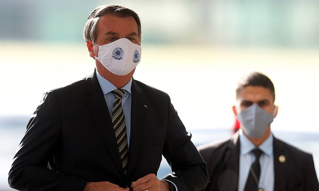 Presidente Jair Bolsonaro conversa com apoiadores em frente ao Palácio da Alvorada, na terçaFoto de Jorge William/Agência O Globo Foto: Jorge William / Agência O Globo