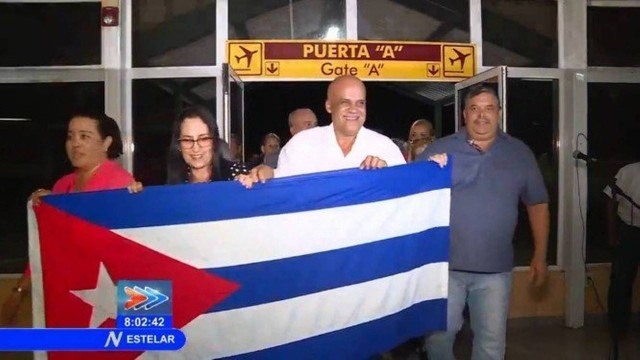 MÃ©dicos cubanos desembarcam no aeroporto de Havana