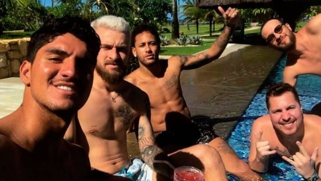 Gabriel Medina e Neymar curtem a piscina com amigos