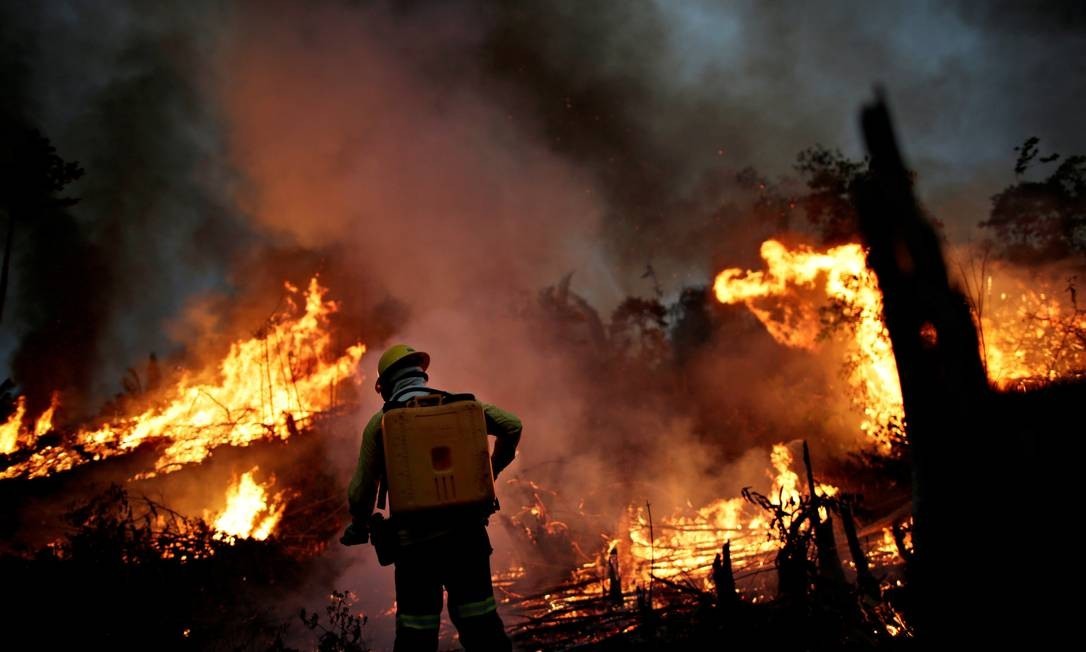 Brigadista do Ibama atua contra queima em Apuí, no Amazonas Foto: Ueslei Marcelino/REUTERS/11-8-2020