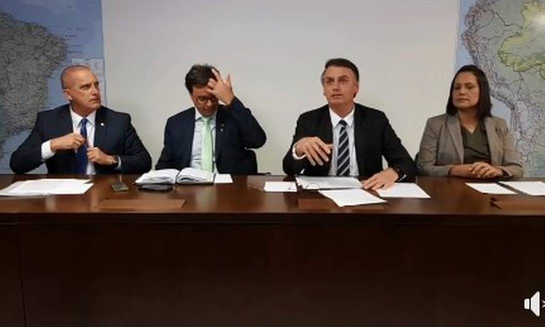 Bolsonaro e o ministro Onyx Lorenzoni participam da transmissÃ£o ao vivo feita toda quinta-feira pelo governo Foto: ReproduÃ§Ã£o