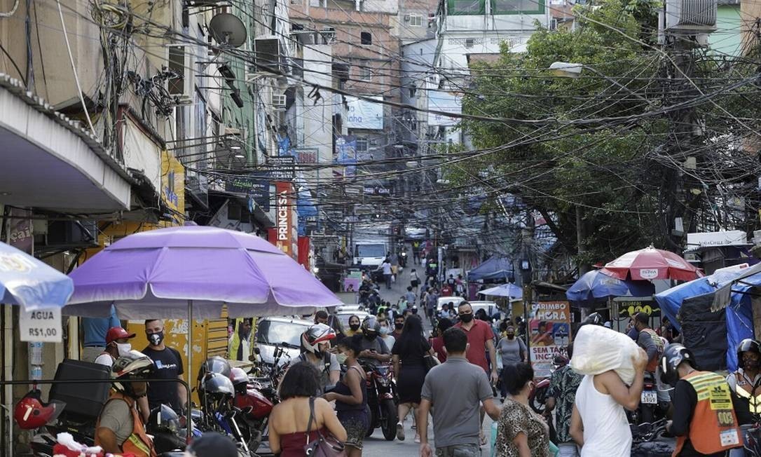 Comunidade da Rocinha, no Rio: programa que vai substituir Bolsa Família pode começar em janeiro. Foto: Domingos Peixoto / Agência O Globo