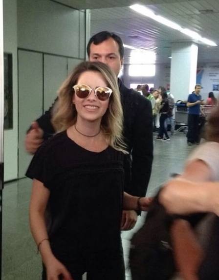 Fã puxa cabelo de Sandy em aeroporto de Sergipe