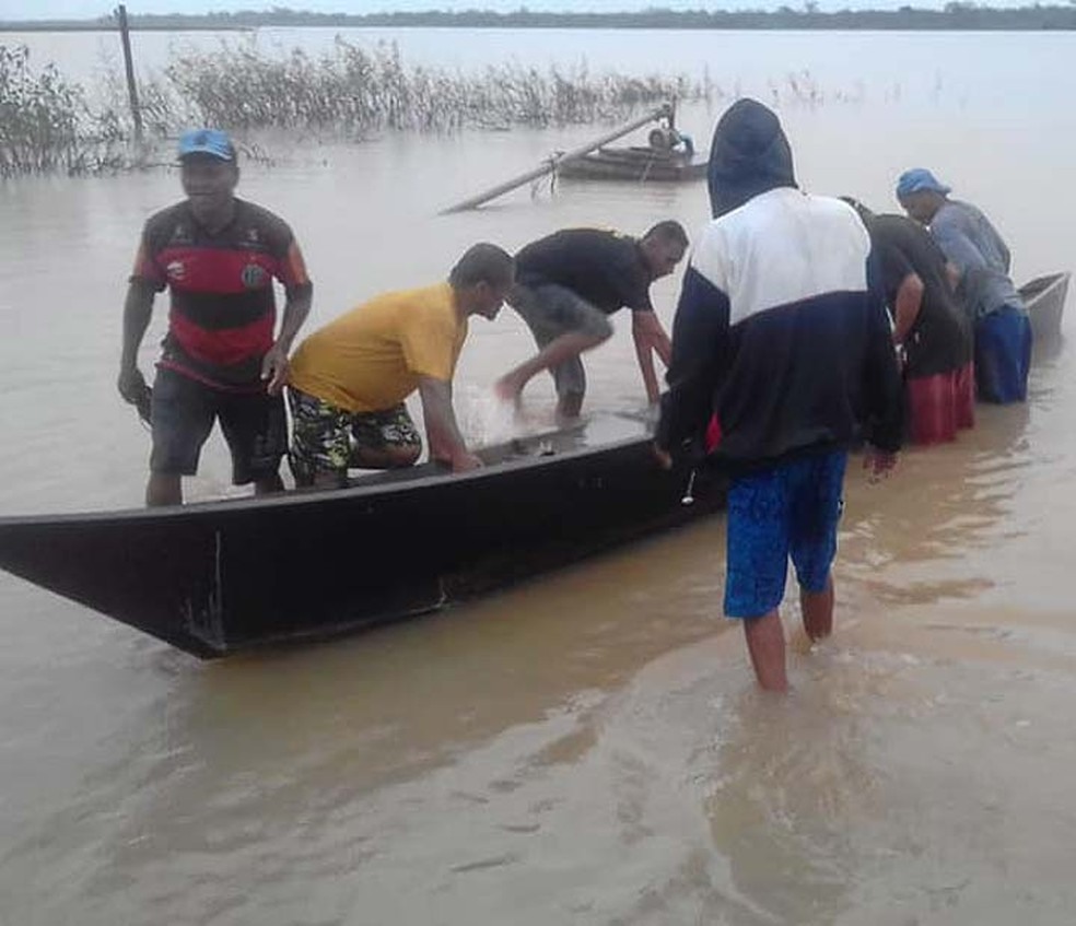 Barco vira e pessoas desaparecem no Rio SÃ£o Francisco, em Xique-Xique â?? Foto: Central NotÃ­cia