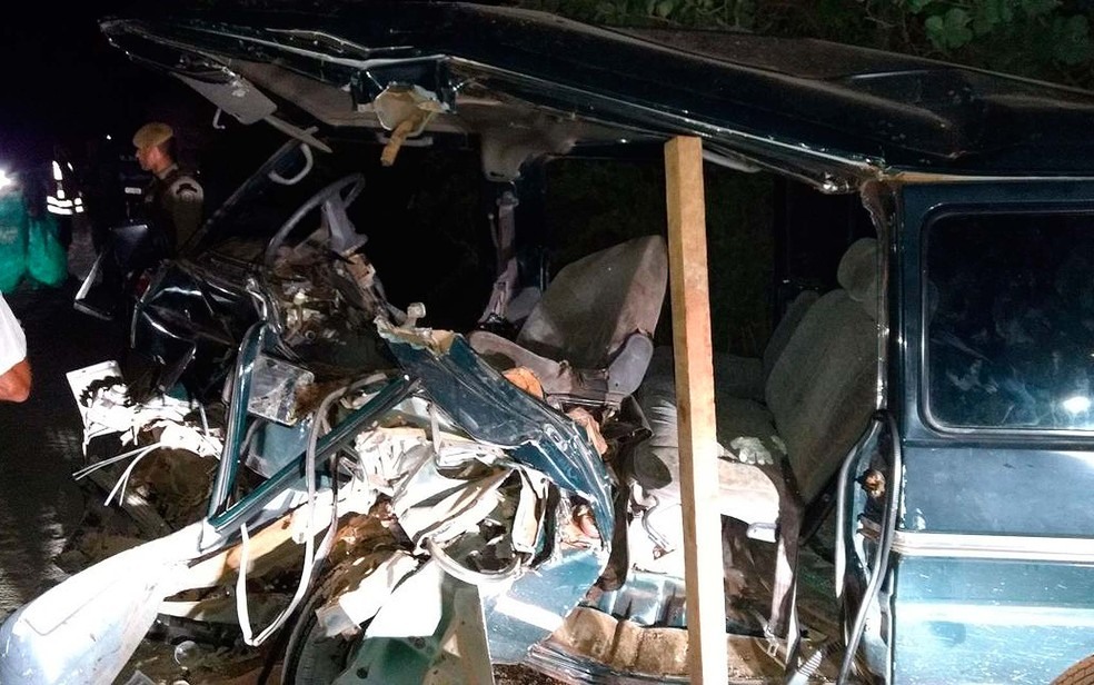 Van ficou destruída após batida em retroescavadeira no sudoeste da Bahia (Foto: Luciano Santos/97News)