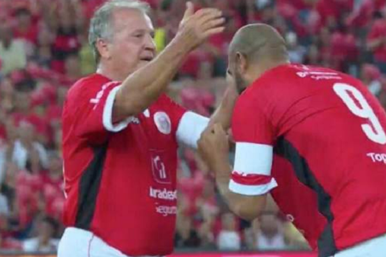 Resultado de imagem para Com Adriano aplaudido e gol de seu neto, Zico vence Jogo das Estrelas no Maracanã