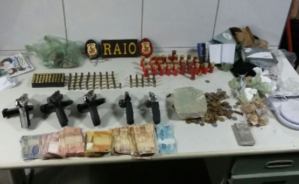 No telhado da casa, policiais  encontraram mochila com três pistolas, dois revólveres, aproximadamente 141 munições, cerca de 500 gramas de cocaína, 1.300 pedras de crack, balaclavas, aparelhos celulares e dois mil reais em espécie.  (Foto: SSPDS/Divulgação)