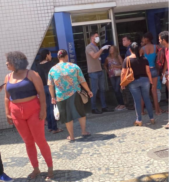 Caixa limita entrada de pessoas em agências e filas se formam no ES | A  Gazeta