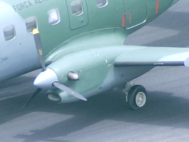 Pneu furado de avião da FAB, que taxiava no Aeroporto de Brasília (Foto: TV Globo/Reprodução)