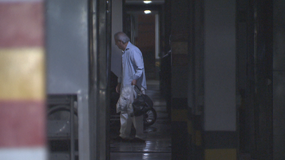 O ex-ministro JosÃ© Dirceu entrando no prÃ©dio dele, em BrasÃ­lia (Foto: ReproduÃ§Ã£o/TV Globo)