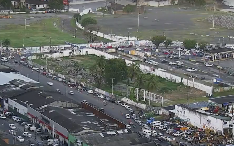 Fila do ferry chega na Feira de SÃ£o Joaquim (Foto: ReproduÃ§Ã£o/TV Bahia)