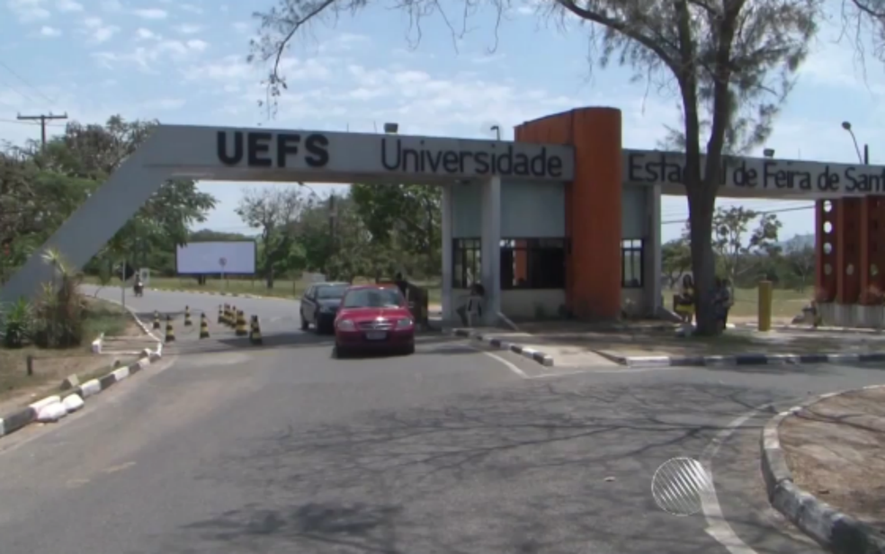 Estudantes da Uefs foram levadas de dentro do campus da instituição durante um assalto  (Foto: Reprodução/TV Bahia)